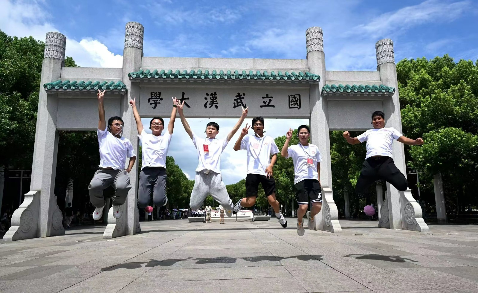 “勁牌陽光學(xué)子”研學(xué)行的部分同學(xué)合影，左一為石錦杰同學(xué)
